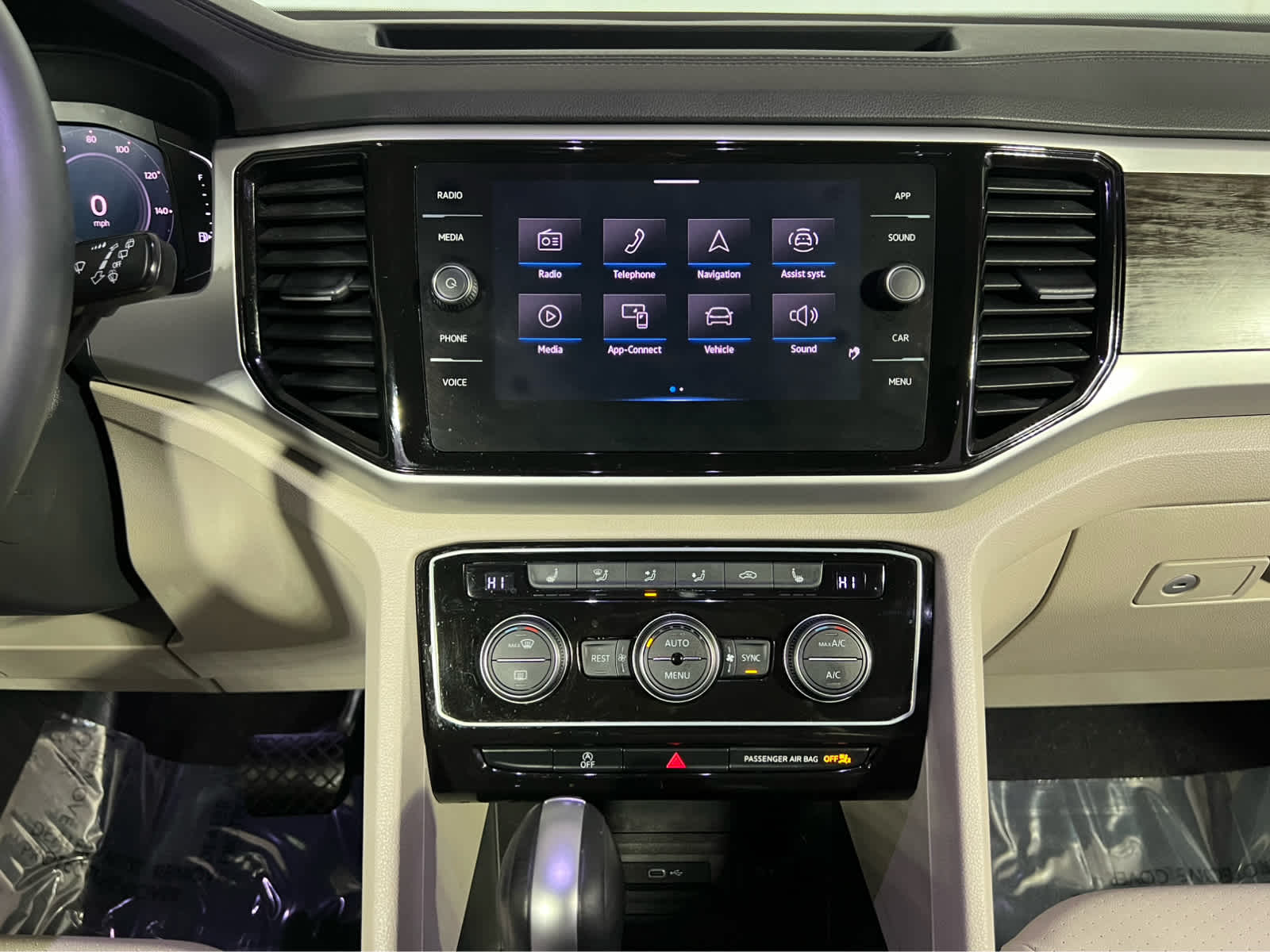 2023 Volkswagen Atlas 3.6L V6 SE w/Technology